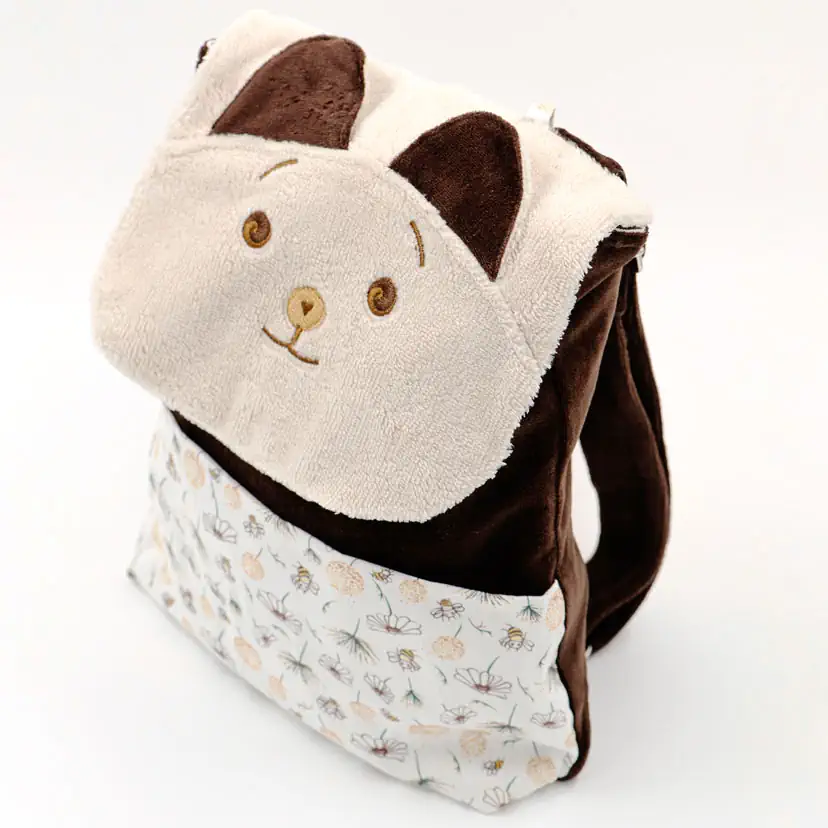 84.Sac à dos ours brun profil