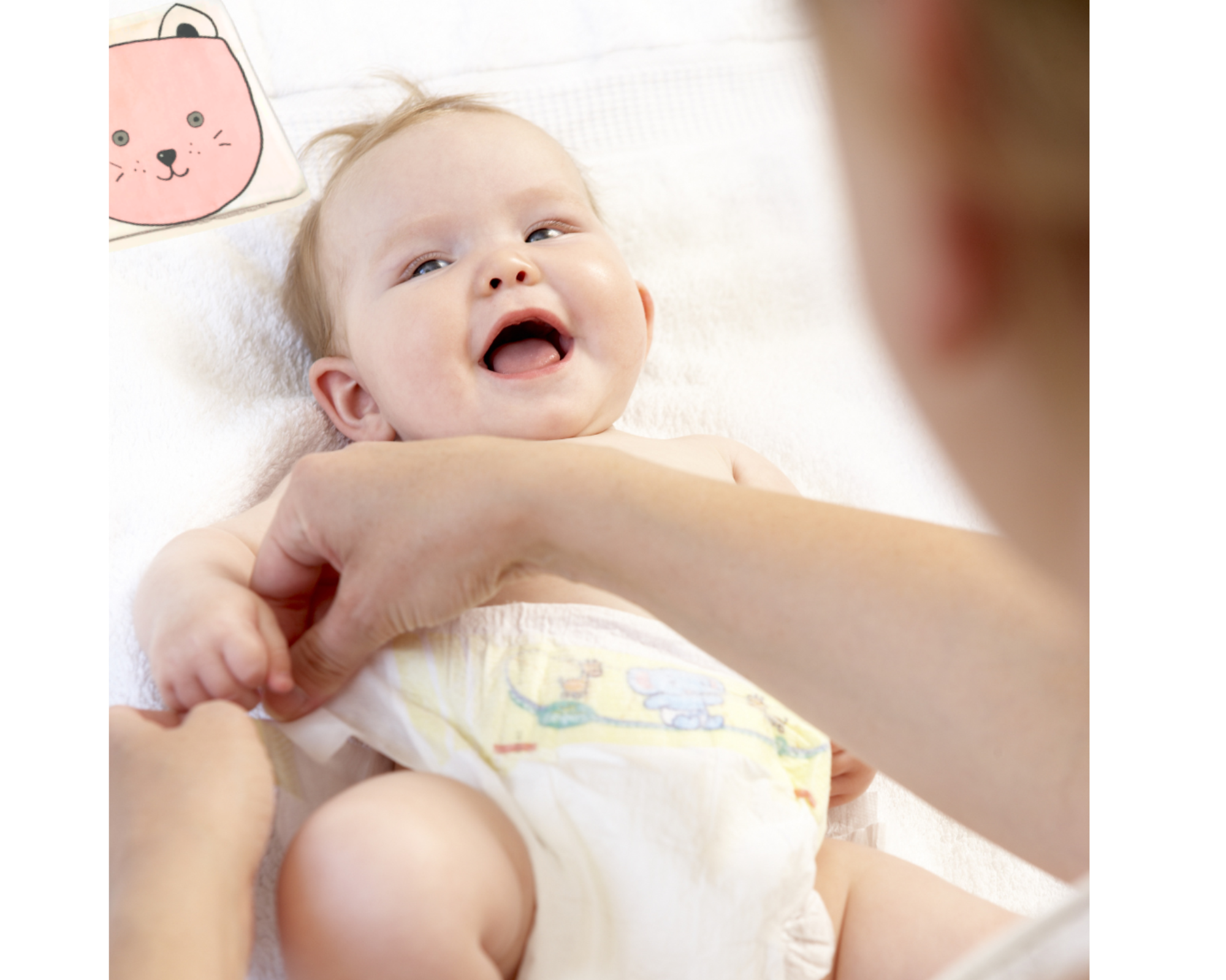 bébé avec lingette chat rose