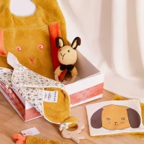 Coffret Lapin "Les Indispensables": bavoir, doudou, 2 lingettes, hochet et attache-tétine.
