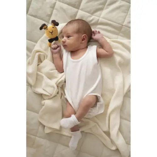 Bébé avec hochet Lapin