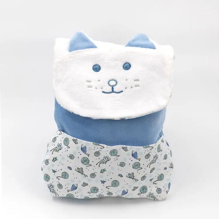 68.Sac à dos chat blanc de face