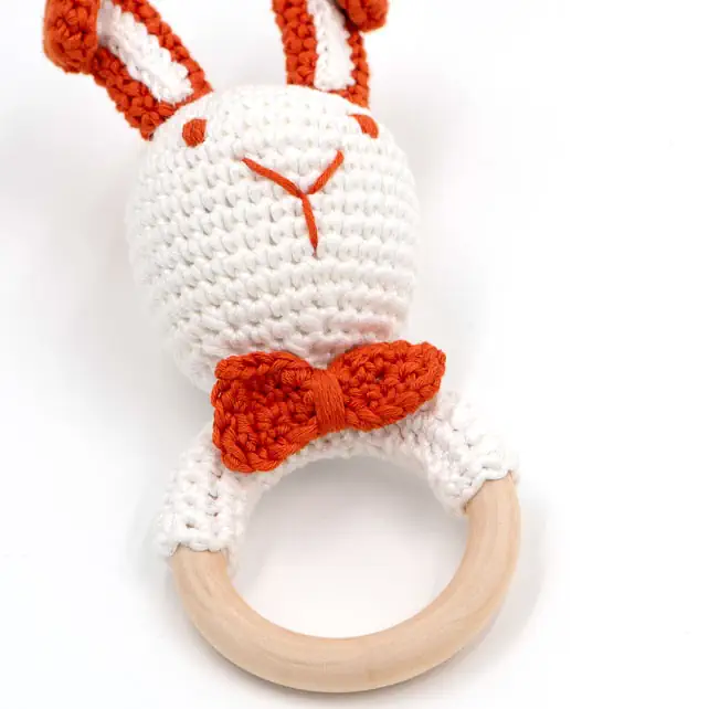 52.Hochet lapin blanc. Détail broderie