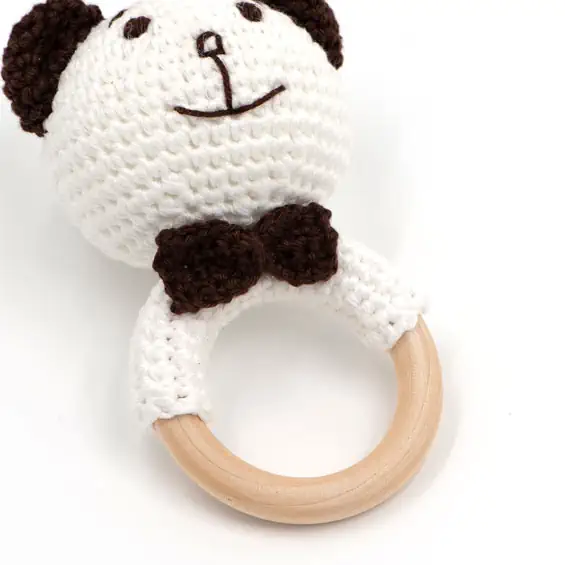 56.Hochet ours blanc. Détail broderie