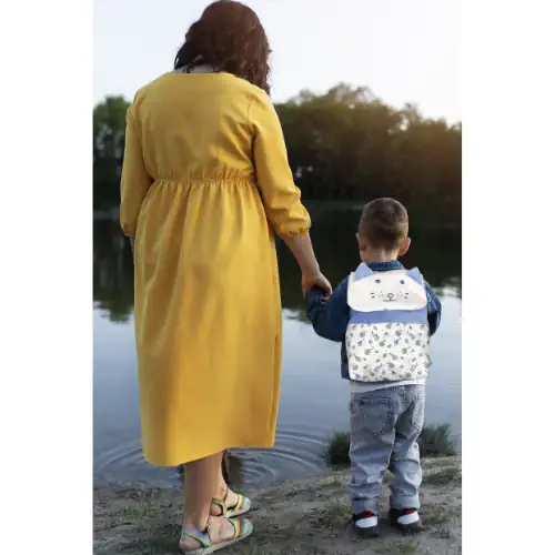 Enfant avec sac à dos Chat blanc