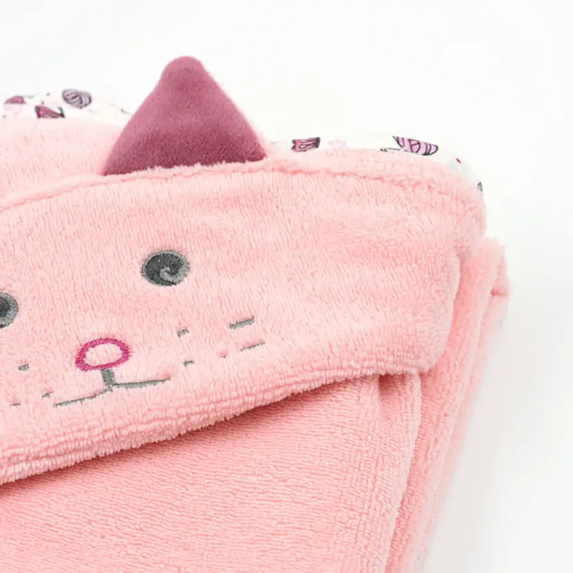 18.Cape de bain chat.Détail broderie