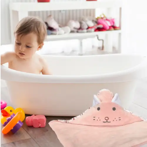 Enfant avec cape de bain chat